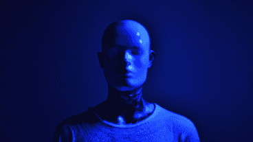 “Una fotografía de metahumanos con un humano en un fondo azul intenso minimalista",