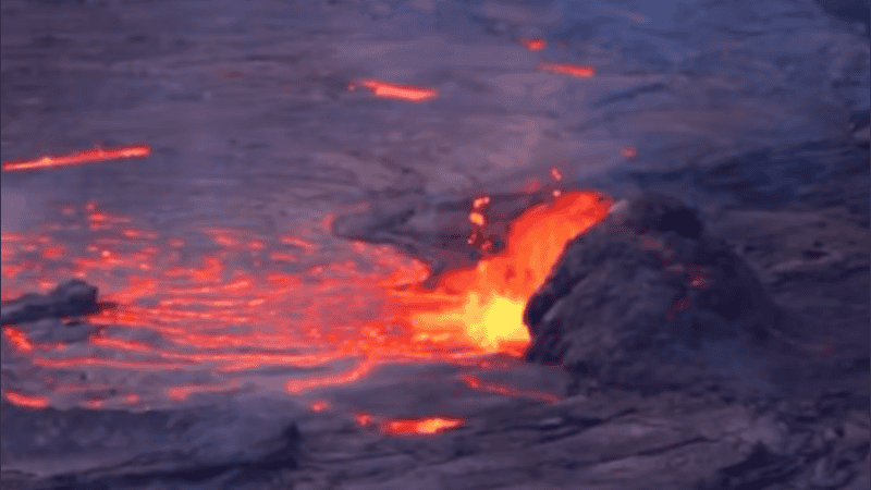 El Observatorio Volcánico de Hawái sigue vigilando de cerca la actividad del volcán.