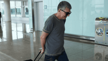 Jorge Messi habló brevemente con la prensa al arribar al aeropuerto catalán y desestimó los rumores.