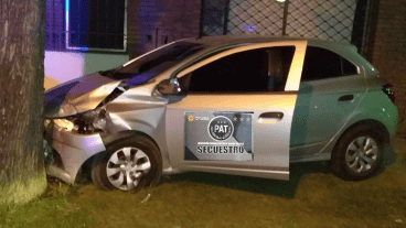 La persecución finalizó en Eva Perón y Guatemala, donde el vehículo terminó impactando contra un árbol..