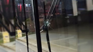 El impacto de bala en el parabrisas de un interno de la línea 115.
