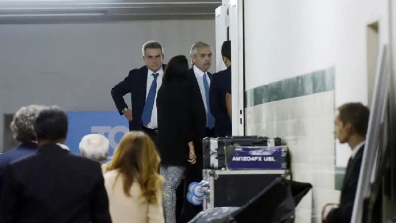 Alberto Fernández y el jefe de Gabinete Agustín Rossi al entrar al encuentro.