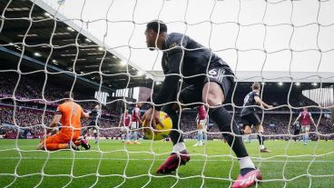 En el tercer tanto del Arsenal, la pelota entró al arco tras rebotar contra Dibu Martínez.