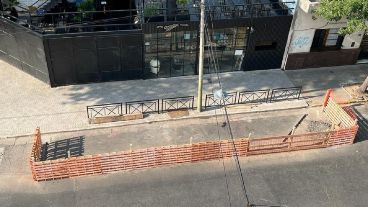 Una imagen aérea de la esquina apuntada, con las obras del ensanchamiento de veredas iniciada.