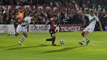 Jonathan Menéndez intenta pasar entre dos rivales.