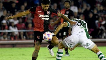 Recalde quiere controlar la pelota frente a la férrea marca rival.