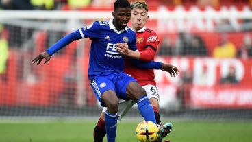 El ex Newell's Lisandro Martinez mete ante Iheanacho en Old Trafford.