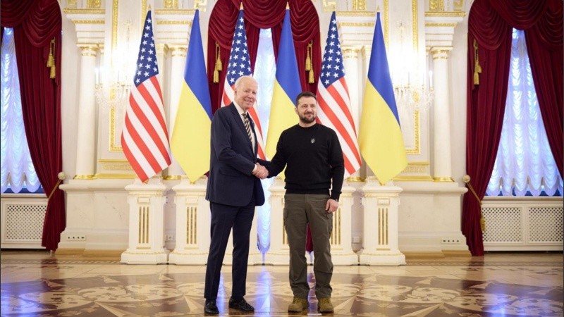 Los presidentes de Estados Unidos y Ucrania, Joe Biden y Volodimir Zelenski.