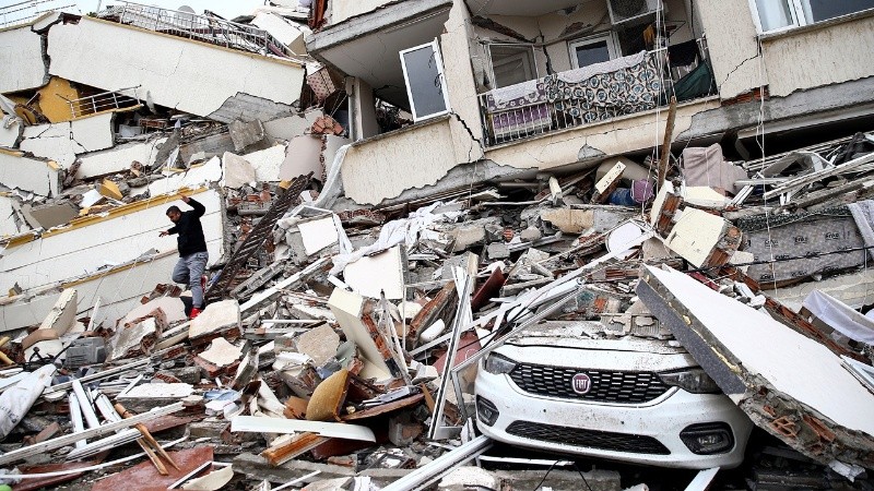 En Turquía se extienden las postales de decenas de miles de edificios derrumbados o gravemente dañados.