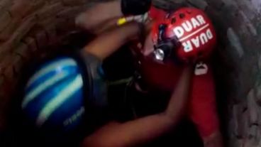 El operativo de rescate en el pozo del aljibe.