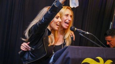 Karina Milei y Romina Diez en el acto.