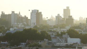 Una cortina de humo gris invade Rosario.