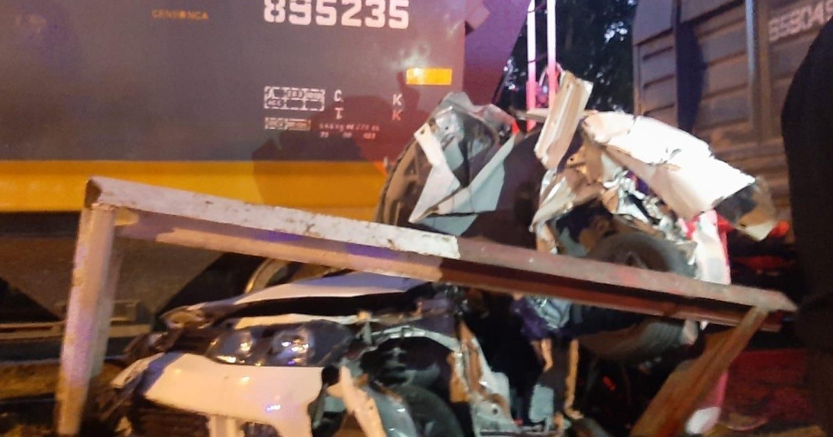 Impactante choque de un tren contra un auto en zona norte el conductor
