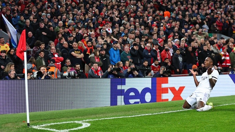 Vinicius Jr. festeja su gran partido en Anfield.