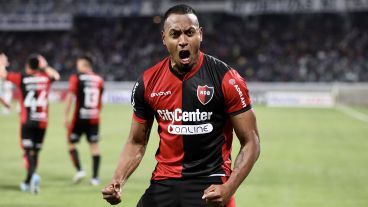 El colombiano Ditta está suspendido en la LPF y es fija para jugar ante Claypole