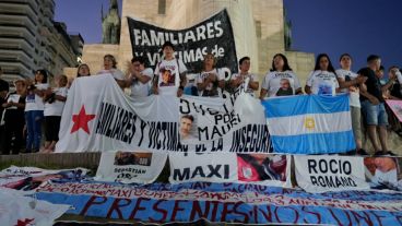 Familiares de víctimas de la inseguridad durante una manifestación en el Monumento.