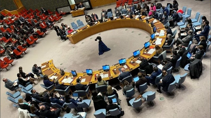 La Asamblea se ha convertido en la única instancia de la ONU donde pueden aprobarse resoluciones, dada la inoperancia del Consejo de Seguridad, donde el derecho de veto de Rusia ha impedido que se apruebe una sola resolución relativa a la guerra en Ucrania tras un año de conflicto.
