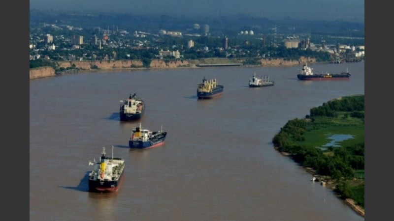 La hidrovía es la principal ruta de salida de los granos argentinos