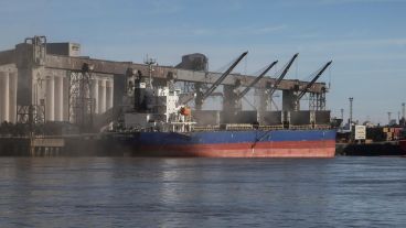 Pocos barcos sobre la hidrovía del Paraná.