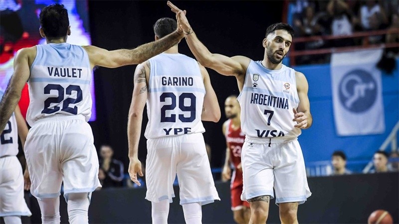 Campazzo celebra mientras espera el arribo de Laprovittola y Deck.