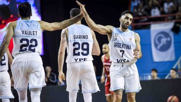 Campazzo celebra mientras espera el arribo de Laprovittola y Deck.