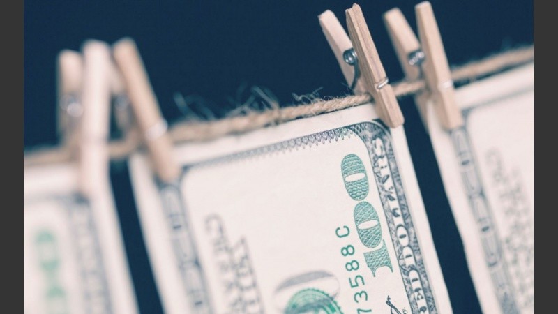 Le encontraron 500 mil en un allanamiento por contrabando y el blanque le vino a pedir de boca.