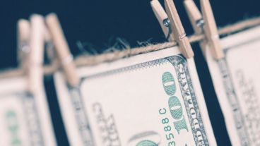 Le encontraron 500 mil en un allanamiento por contrabando y el blanque le vino a pedir de boca.