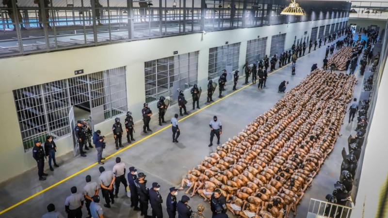 El gobierno de El Salvador traslada a 2.000 pandilleros a nueva prisión.