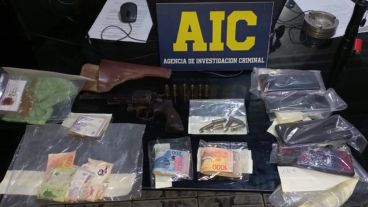 Los elementos y la droga secuestrada en el operativo.