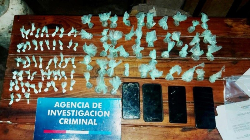 Los elementos y la droga secuestrada en el operativo.