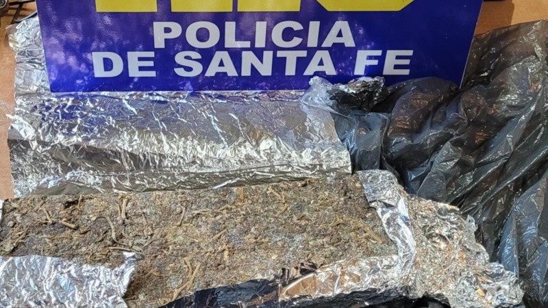 Los elementos y la droga secuestrada en el operativo.
