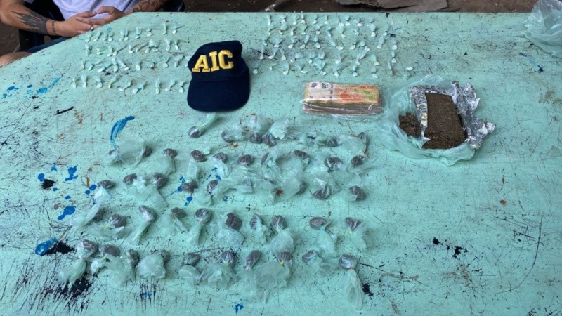 Los elementos y la droga secuestrada en el operativo.