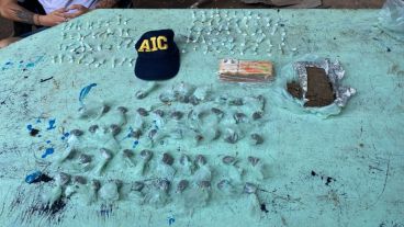 Los elementos y la droga secuestrada en el operativo.