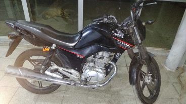 La moto en la que circulaban los aprehendidos había sido robada horas antes.