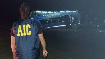 A raíz del vuelco ocho personas debieron ser asistidas en el hospital de Cañada Rosquín. En tanto que dos pasajeros fueron derivados a un hospital de mayor complejidad por las contusiones.