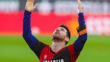 Messi con la camiseta que usó Maradona en Newell's, su homenaje a Diego a pocos días de su fallecimiento en 2020.