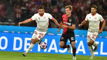 Pittón intenta recuperar la pelota en zona defensiva.