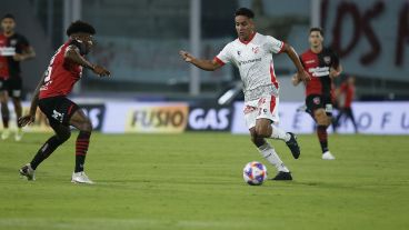 Mosquera busca frenar un avance de la Gloria.