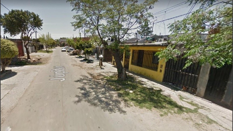 La cuadra de Júpiter al 6300, donde está la vivienda en la que murieron las dos mujeres por una descarga eléctrica.