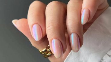 Esmaltes nacarados o con acabados brillantes o mate ayudan a resaltar un nail art discreto