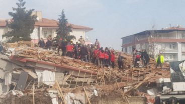 Varios edificios ya dañados por el sismo de principios de febrero colapsaron este lunes.