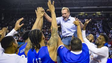 El técnico argentino Néstor García es llevado en andas tras lograr la hazaña con Dominicana