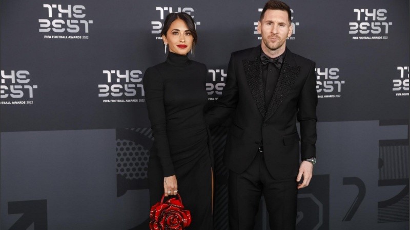 La gala de este año es en París: Messi llegó con su esposa, Antonela Rocuzzo.