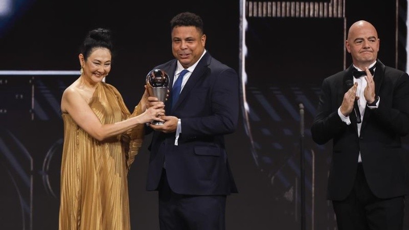 Ronaldo le entregó un trofeo a Marcia Ayoki, viuda de Pelé.