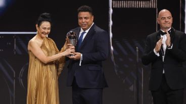 Ronaldo le entregó un trofeo a Marcia Ayoki, viuda de Pelé.