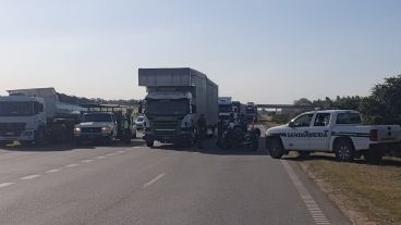 El tránsito está complicado y hay largas filas en ambas manos.