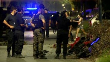 La moto quedó contra el cordón y las ramas caídas.