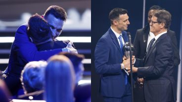 Scaloni se abrazó con Messi y recibió el premio de parte de Capello, el reconocido técnico italiano.