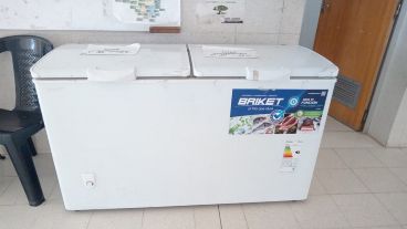 El freezer que permanecía en la sala de espera del centro de salud 7 de Septiembre.