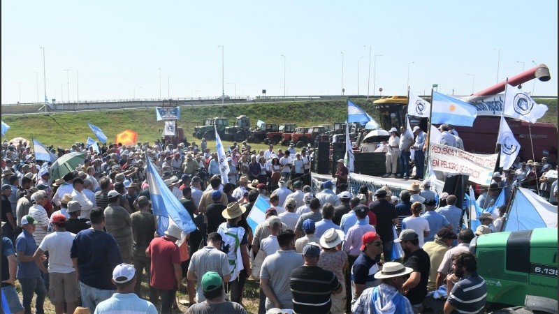 La movilización partió desde el cruce de la Ruta 90 y la autopista Rosario-Buenos Aires.